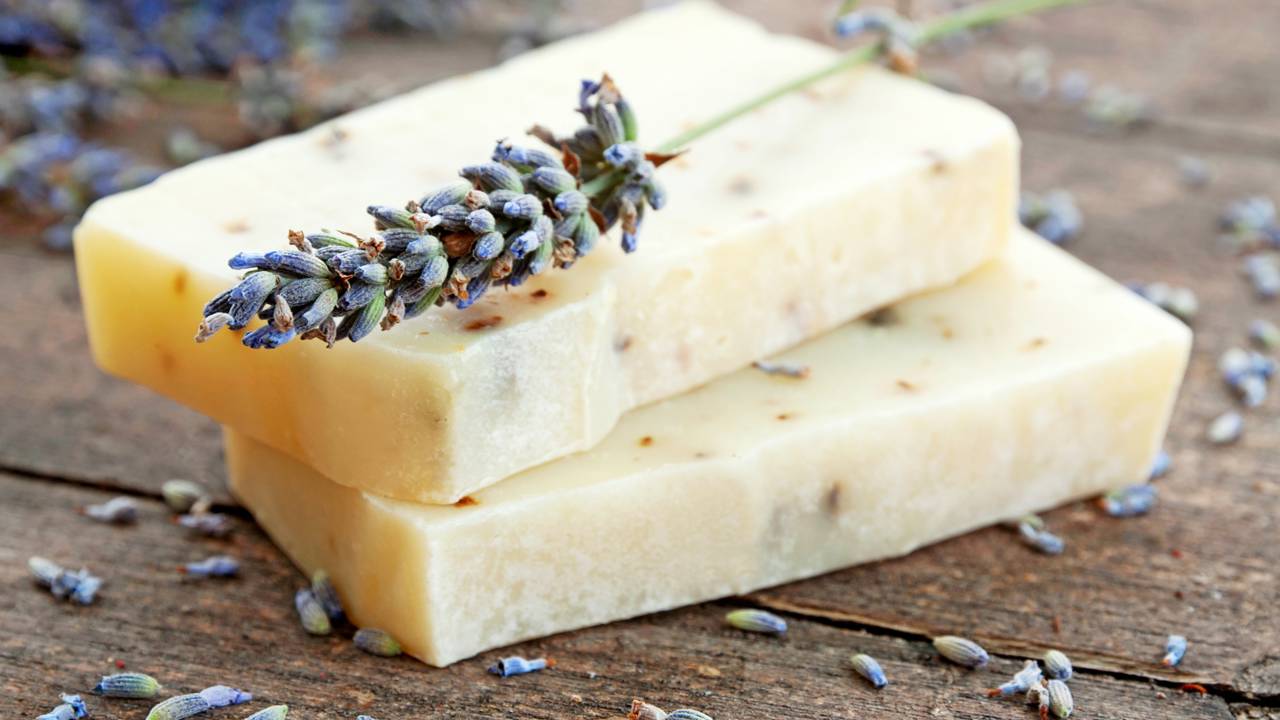 Soda cáustica e segurança: os cuidados essenciais para fabricar seu próprio sabão hoje.