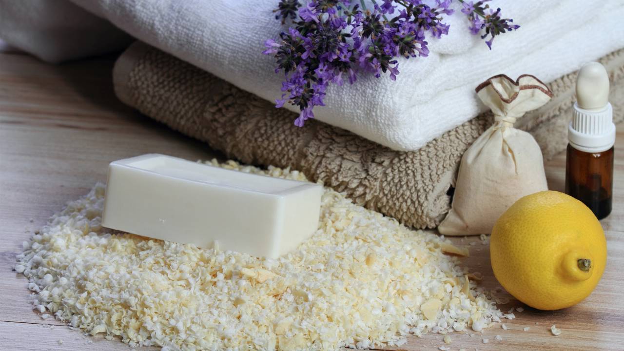Água de lençol vs. Sabonete: qual a melhor forma de perfumar sua roupa de cama hoje.