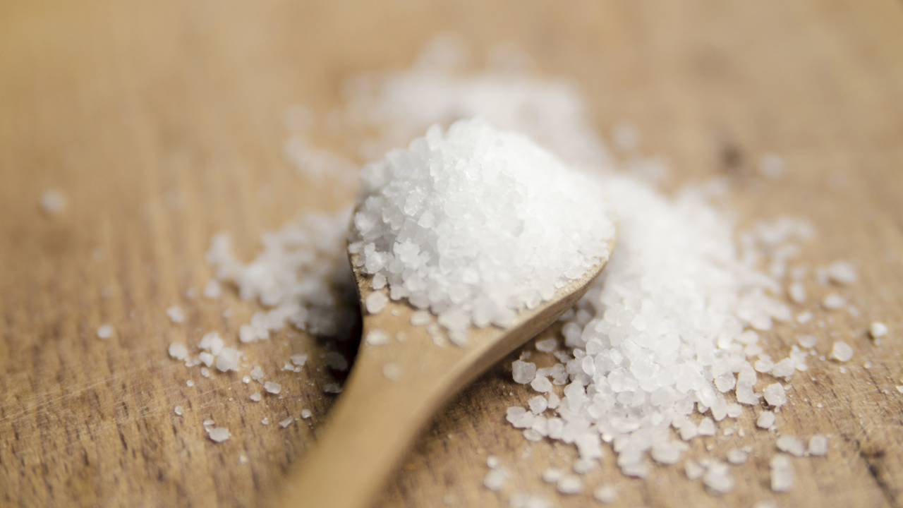 A ciência dos rituais domésticos: como o gesto de limpar o ralo com sal ajuda a reduzir o estresse no início da semana.