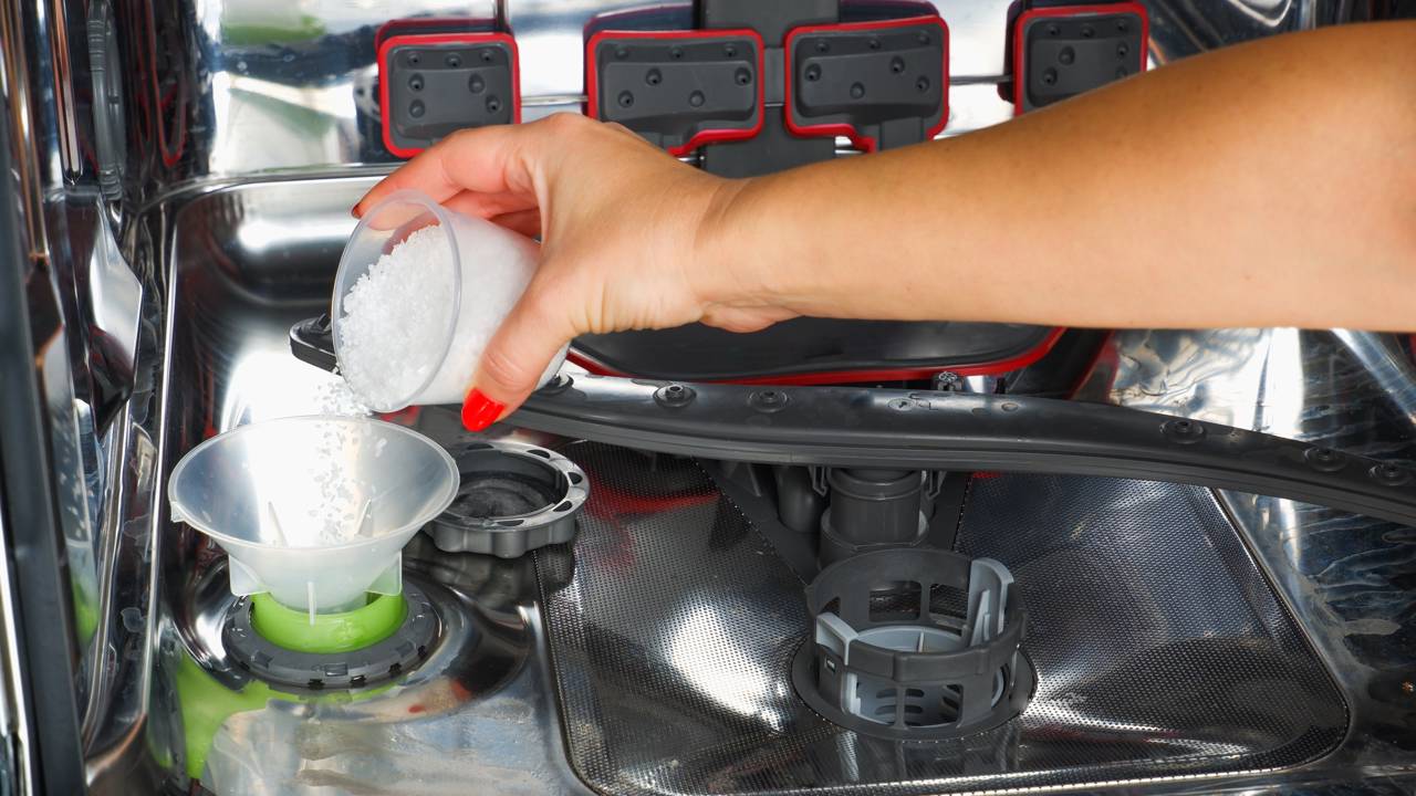 O erro comum de usar sal de cozinha pode custar caro. Aprenda a diferença entre os produtos e veja como manter seu equipamento funcionando como novo por anos.