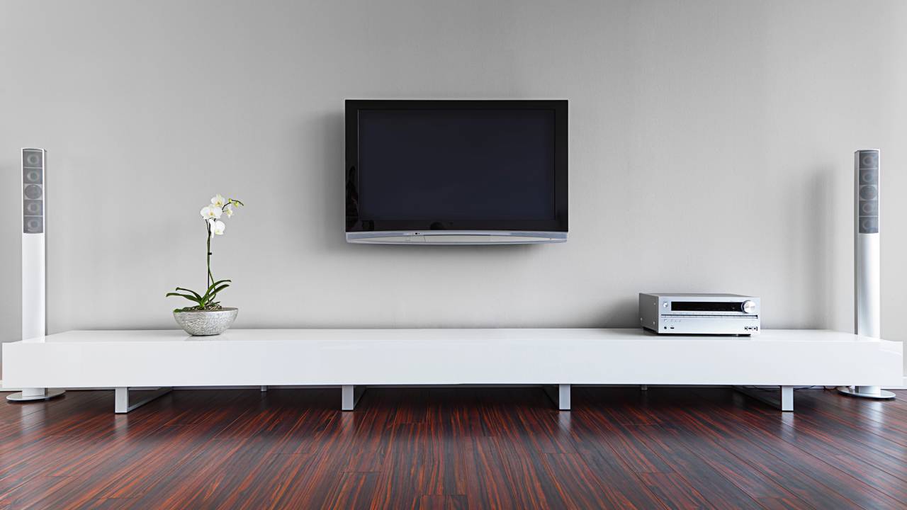 Quer uma sala que pareça maior e mais organizada? Veja por que os racks suspensos e flutuantes são a melhor escolha para quem busca um ambiente clean e fácil de limpar.