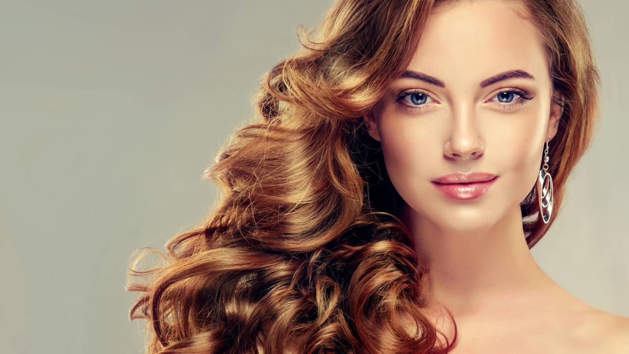 Quanto custa manter o cabelo impecável em casa? Confira a média de gastos mensais e aprenda a calcular o custo-benefício entre marcas populares e linhas profissionais.