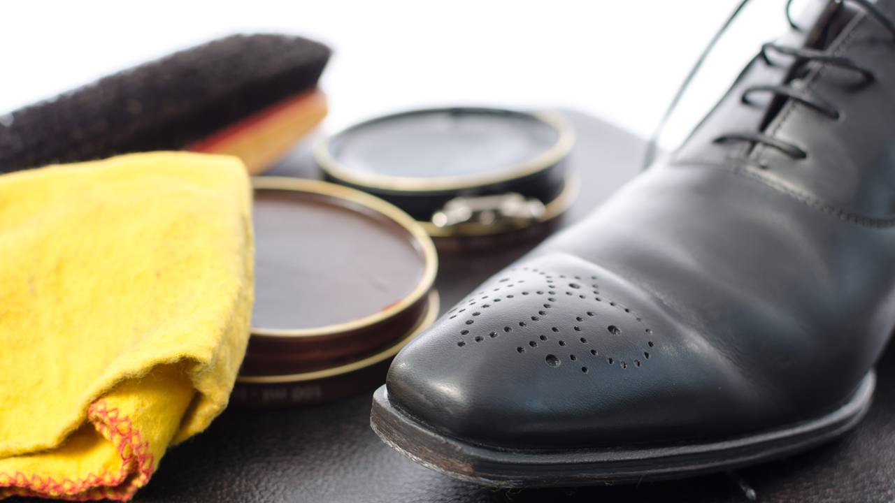 Passo a passo: mistura caseira com vinagre e óleo de bebê para limpar e dar brilho em sapatos de couro.