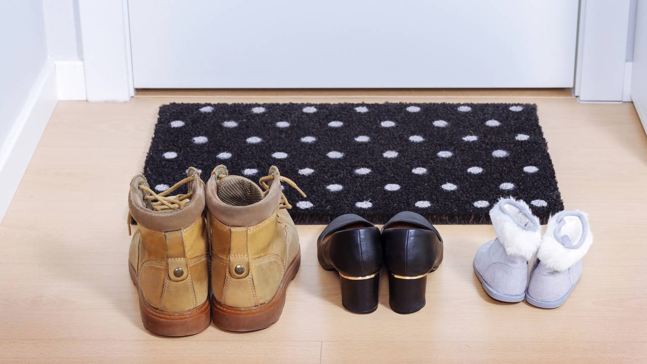 Sapatos e saúde infantil: como criar uma barreira contra germes da rua para proteger sua família.