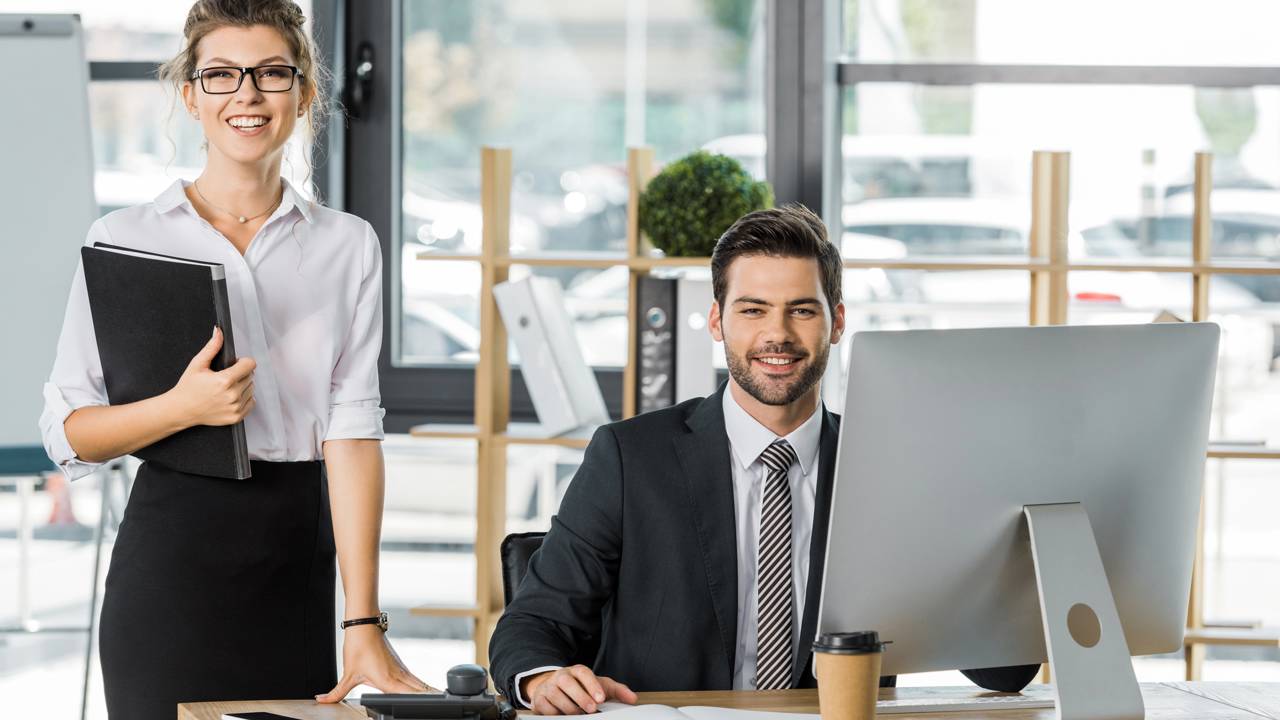 Carreira em secretariado: os 5 fatores que mais aumentam sua remuneração em 2026.