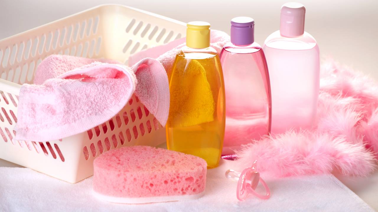 Roupas delicadas com manchas de gordura ou café. Entenda como o shampoo de bebê remove sujeiras difíceis e devolve o aspecto de novo sem agredir as fibras do tecido.