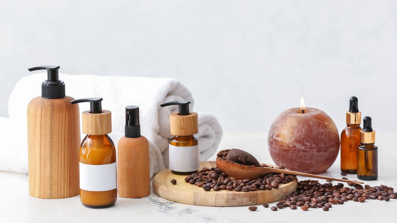 Guia de beleza natural: prepare seu shampoo para crescimento capilar em casa. Dicas de segurança, conservação e os melhores ingredientes para um couro saudável.