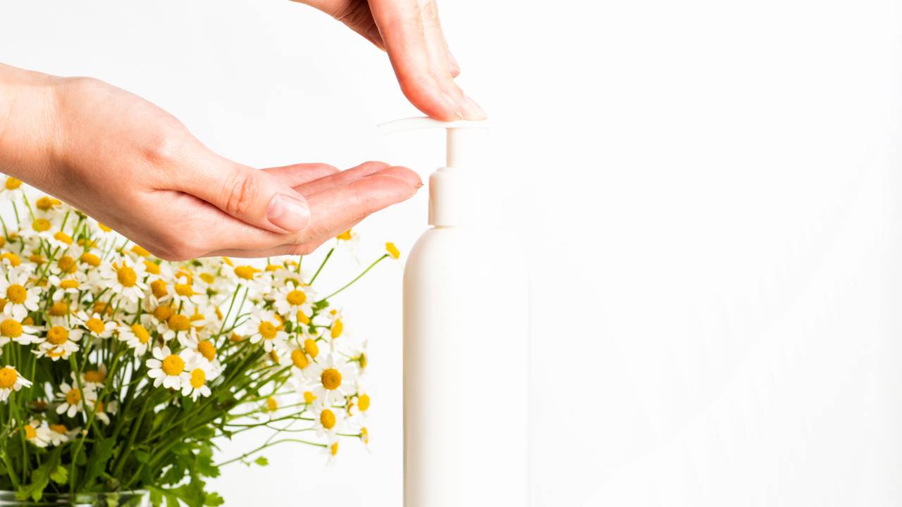 Cabelos escuros ou opacos e vontade de iluminar. Entenda como o truque do shampoo clareador caseiro realça reflexos e devolve o brilho de sol para os seus fios em 2026.