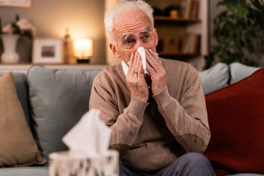 Tosse seca, coriza e espirros podem indicar infecção em curso, exigindo atendimento médico para o idoso (Imagem: MilanMarkovic78 | Shutterstock)