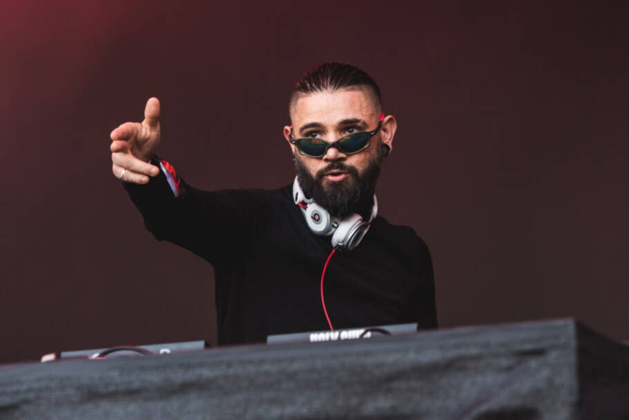 O DJ Skrillex retorna ao festival com set explosivo e cheio de surpresas (Imagem: Jgphotographydetroit | Shutterstock)