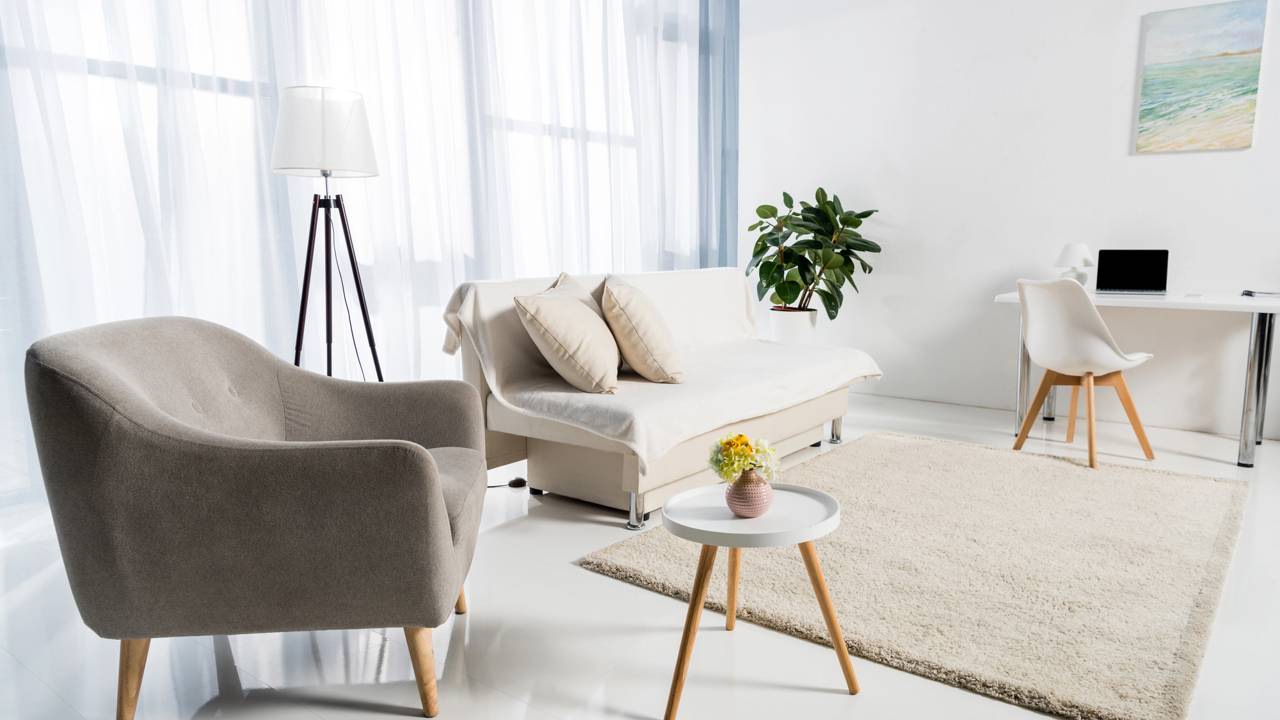 Você sabia que a distância entre o sofá e a mesa de centro deve ser de 40 cm? Confira as medidas essenciais para organizar sua sala com funcionalidade e conforto.