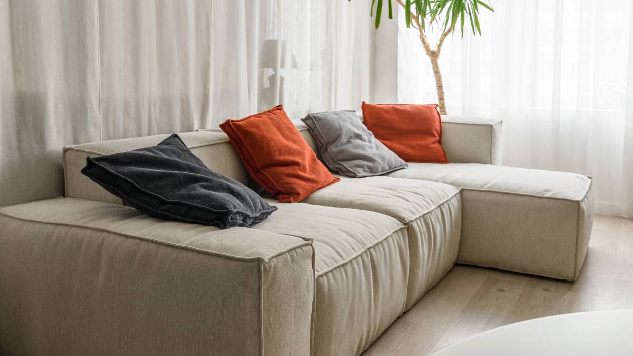 Guia rápido: derramou água no suede? Veja como agir em segundos para evitar manchas permanentes usando materiais que você tem em casa.