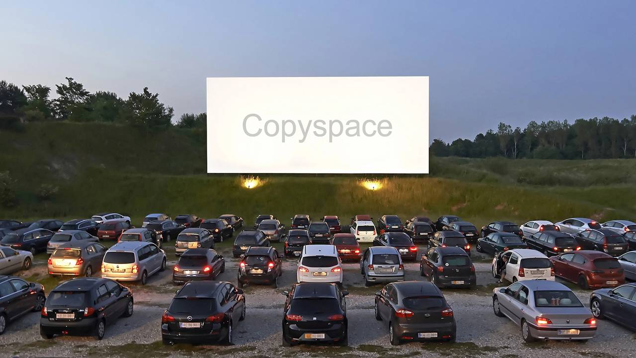 Tenha uma experiência de cinema ou a portabilidade total na palma da mão. Veja como a engenharia das maiores e menores TVs do mundo está mudando sua forma de ver vídeos.