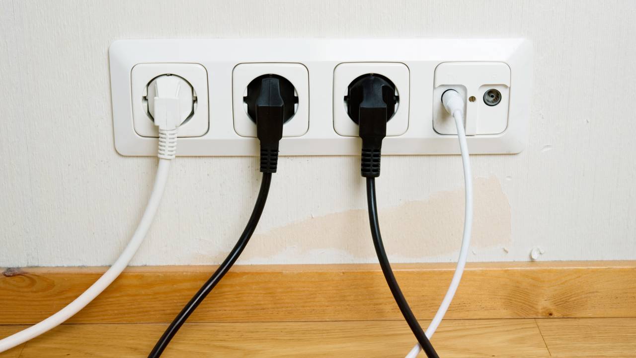 Economize energia em 2 minutos. Saiba quais aparelhos tirar da tomada hoje mesmo para baixar o valor do seu kWh.