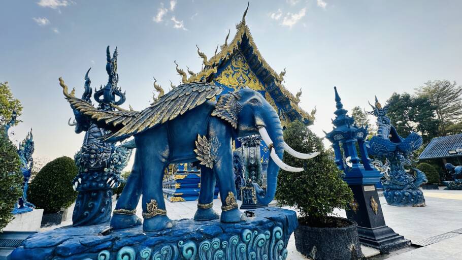 Templo azul, chamado Wat Rong Suea Ten, impressiona pelas esculturas e altares azul e dourado