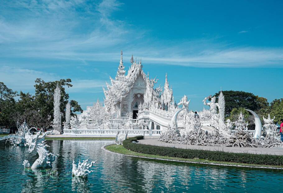 Wat Rong Khun, o templo branco, uma obra de arte contemporânea cravada de espelhos pela qual você caminha