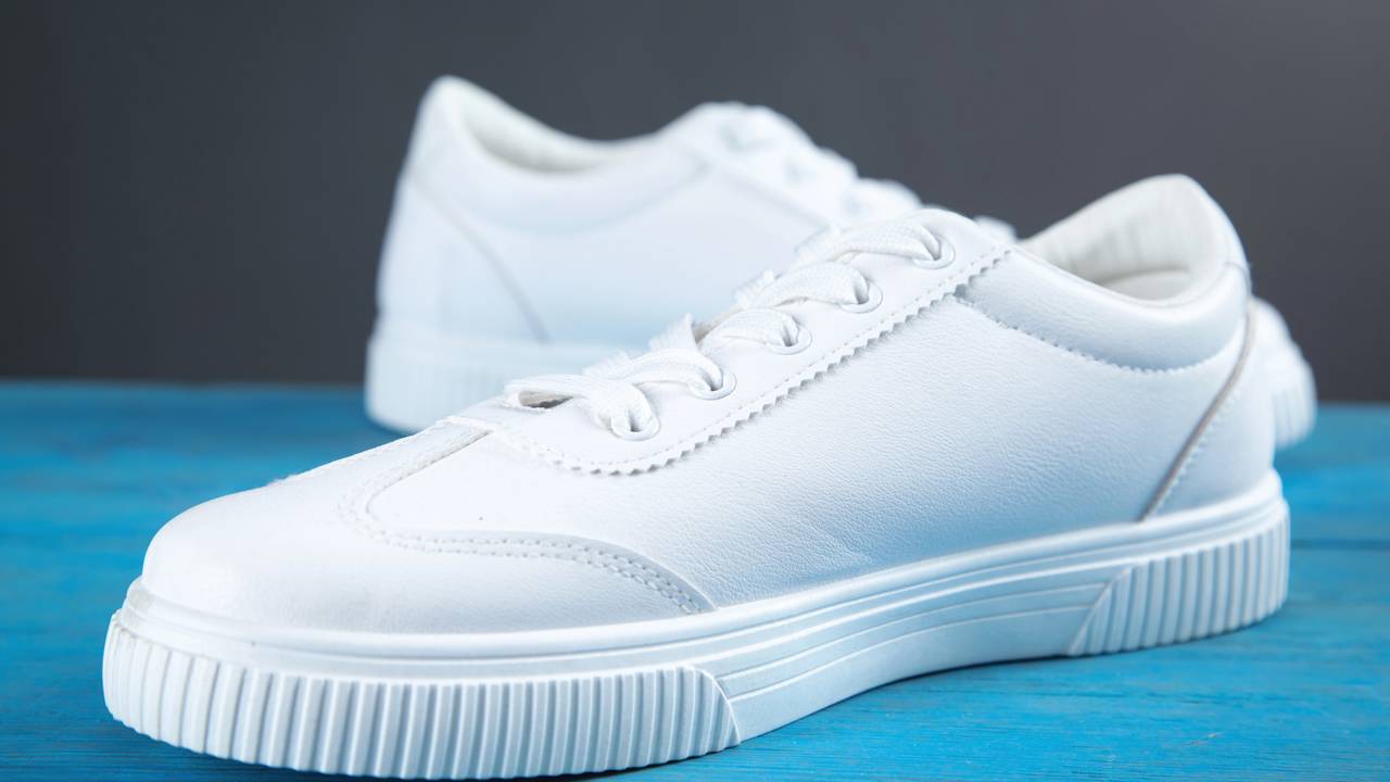 Pare de lavar seus tênis na máquina! Como fazer a mistura poderosa que tira o encardido sem estragar o material