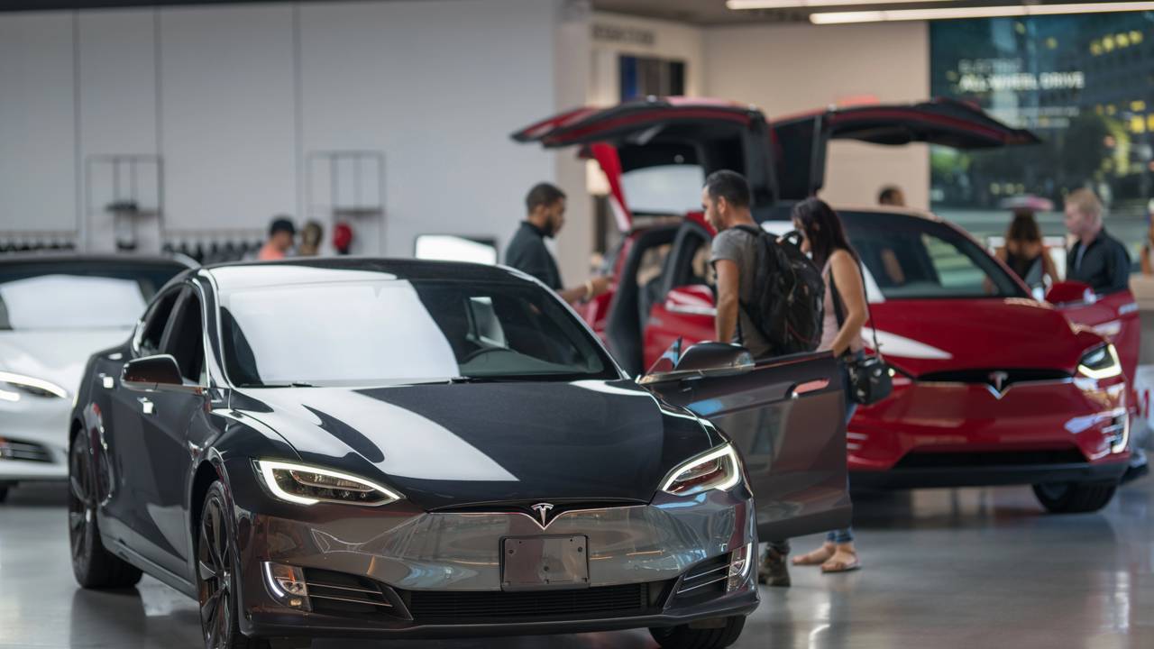 Você sabia que o preço de um Tesla pode mudar drasticamente apenas por causa dos impostos locais? Entenda por que o Model 3 varia tanto de valor entre os países.