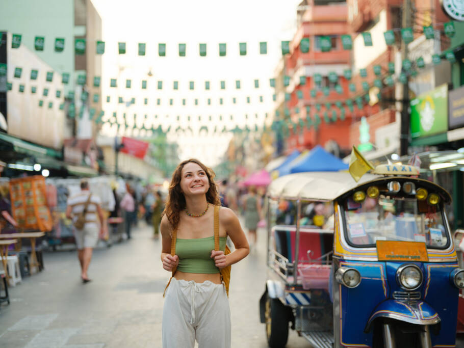 Na Tailândia, locais como Ilhas Phi Phi, Bangkok, Chiang Mai e a agitada Koh Phangan (famosa pela Full Moon Party) atraem jovens do mundo todo, facilitando amizades