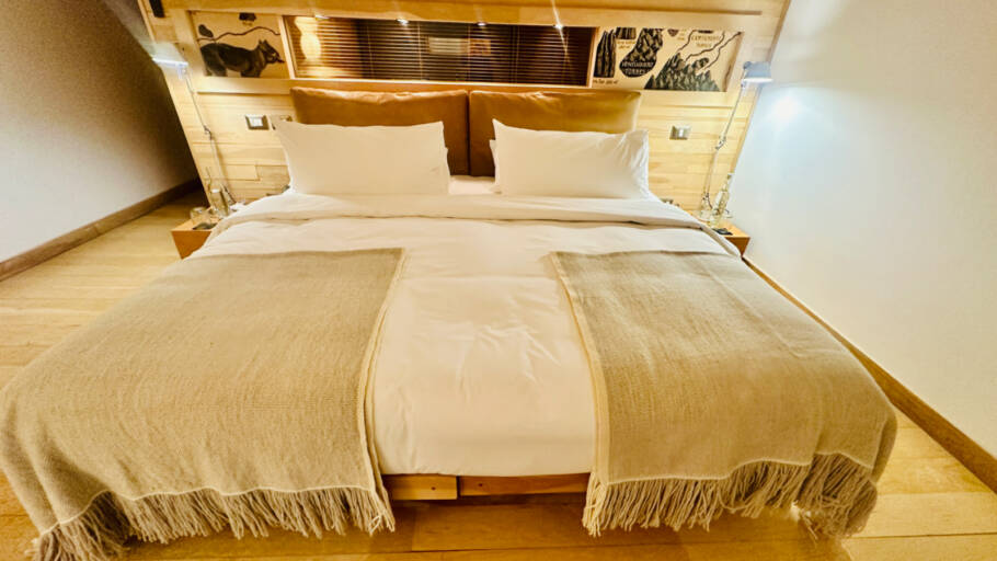 Suíte do hotel com decoração e móveis patagônicos