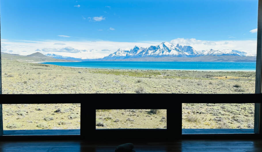Vista para o lago Sarmiento, da janela da suíte do hotel