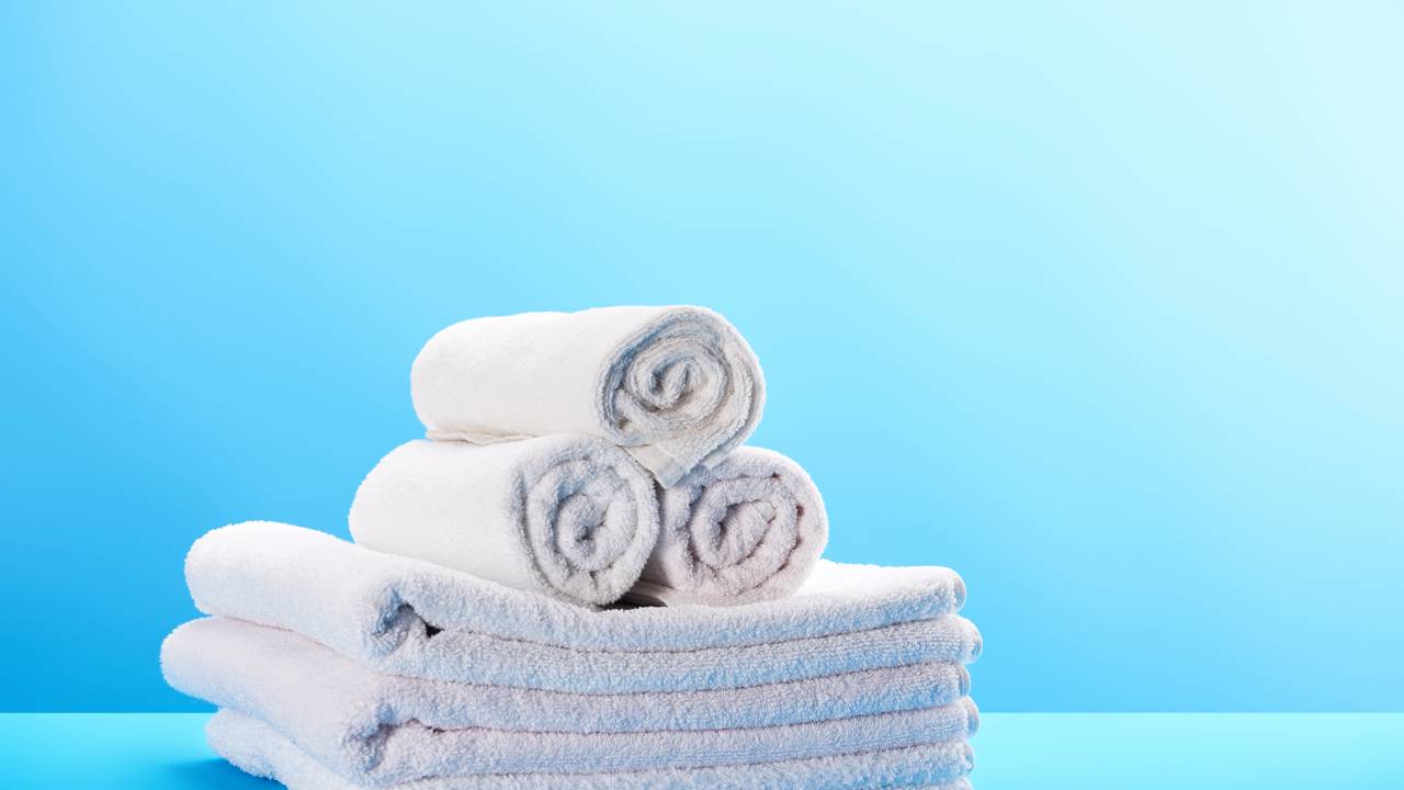 Uma casa organizada exige soluções inteligentes para o dia a dia. Saiba como o método de enrolar toalhas economiza tempo na lavanderia e embeleza seu armário.