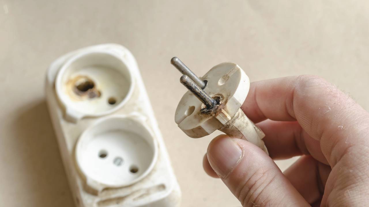 Eu estava destruindo meus eletrodomésticos e não sabia. Aprenda o truque da borracha branca para limpar os plugues e evitar superaquecimento.