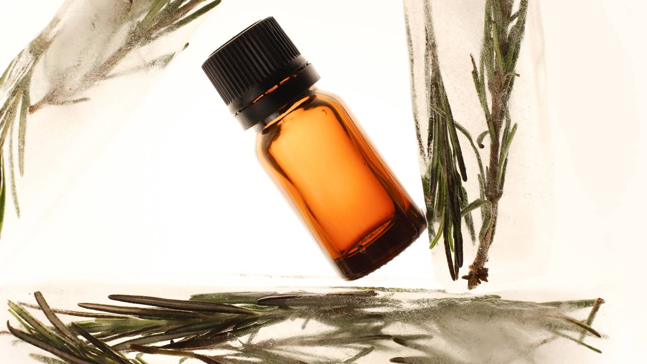 Você sabia que a massagem com alecrim pode ser a chave para o crescimento dos fios? Saiba como essa erva atua no couro cabeludo e veja o modo correto de aplicar.