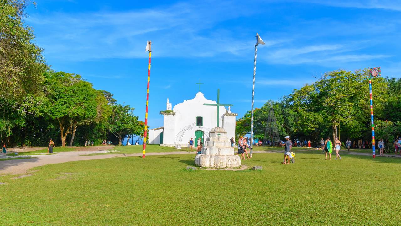 Será que Trancoso é apenas para quem busca luxo? Analisamos os preços de transfers e pousadas e mostramos como é possível visitar o vilarejo com um perfil econômico.