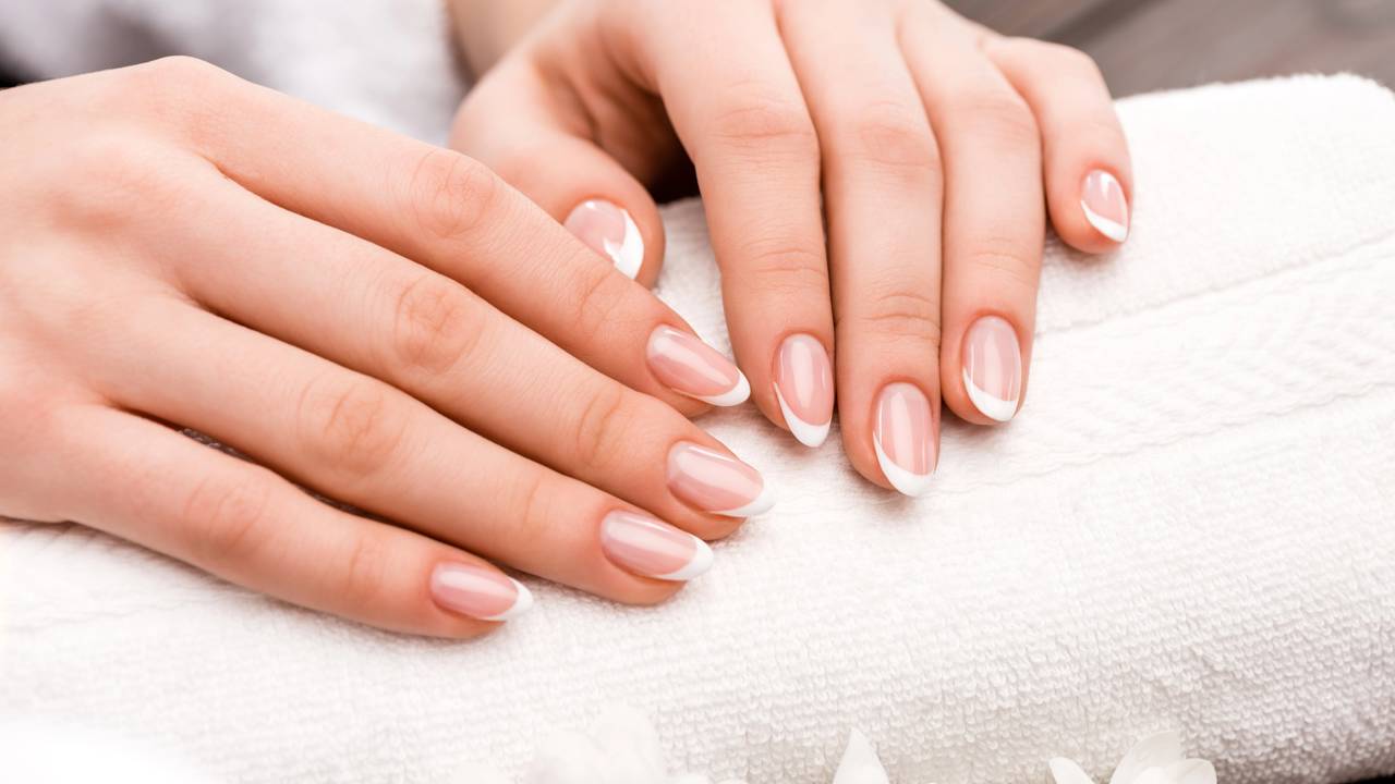 Vale a pena fazer as unhas em casa? Saiba em 2 minutos o custo real de manter a esmaltação em dia e confira dicas para montar um kit profissional gastando pouco.