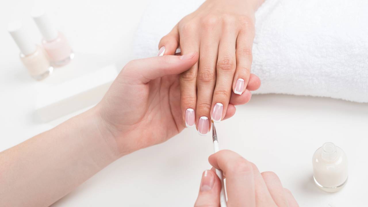 Pare de sofrer com unhas fracas e esmalte descascando. Confira o segredo para fazer sua manicure durar mais tempo e descubra como montar um kit profissional barato.