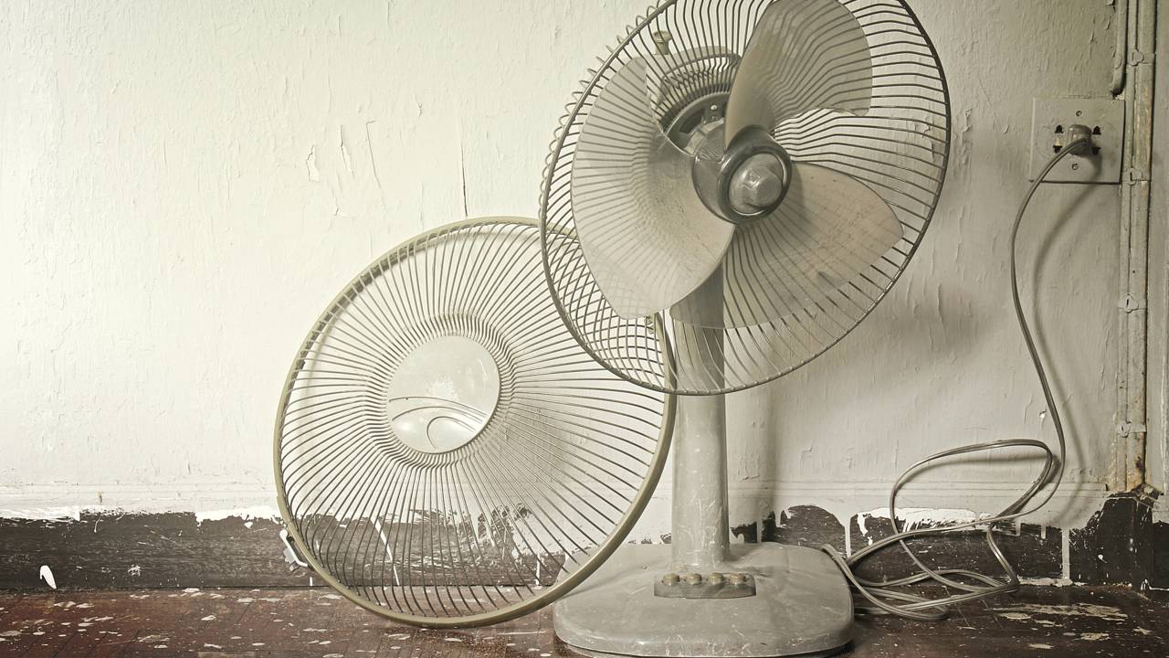 Transforme sucata em decoração moderna. Veja como usar a grade do ventilador para criar luminárias artesanais e suportes de plantas que combinam com o estilo industrial e clean.