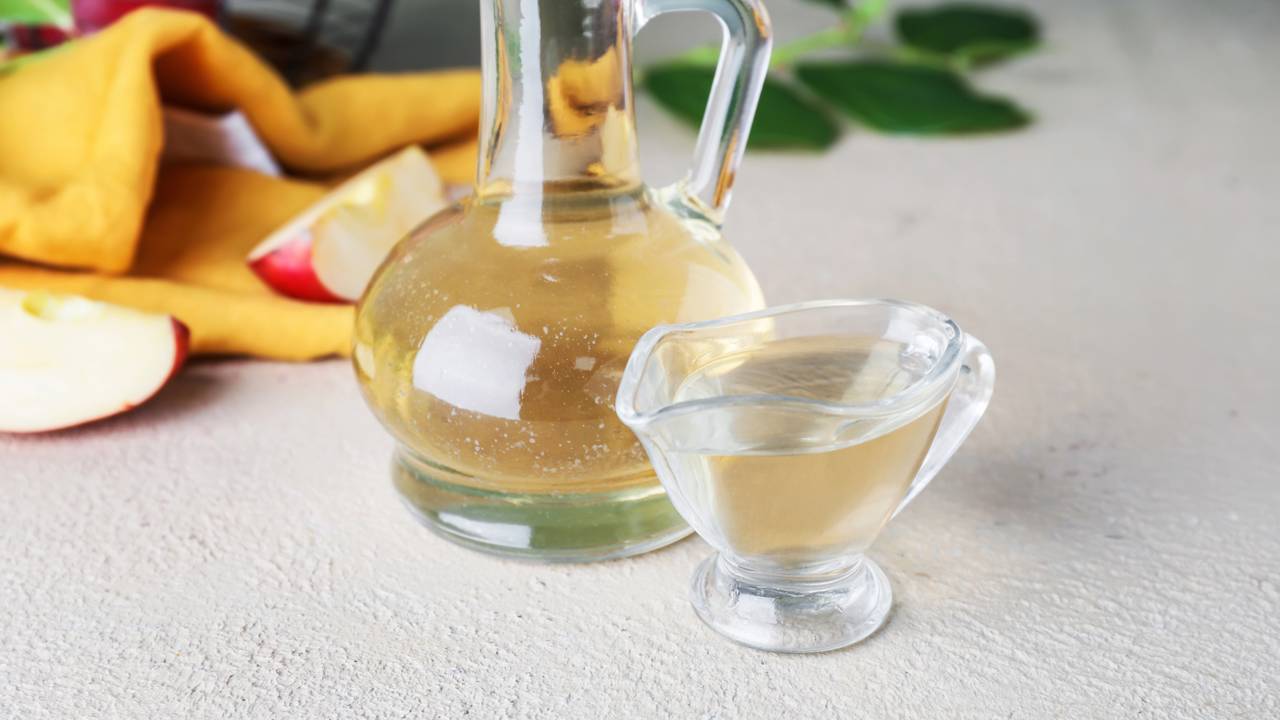 Economize com amaciantes e proteja sua máquina! Saiba como o vinagre branco destilado remove resíduos de sabão, preserva as cores das roupas e ajuda na manutenção do seu eletrodoméstico.