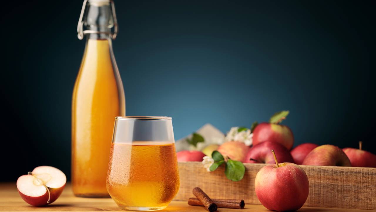 Guia de limpeza natural 2026: use vinagre e canela para repelir insetos e criar um ambiente de luxo. Dicas para manter o brilho do piso e a proteção da sua família.