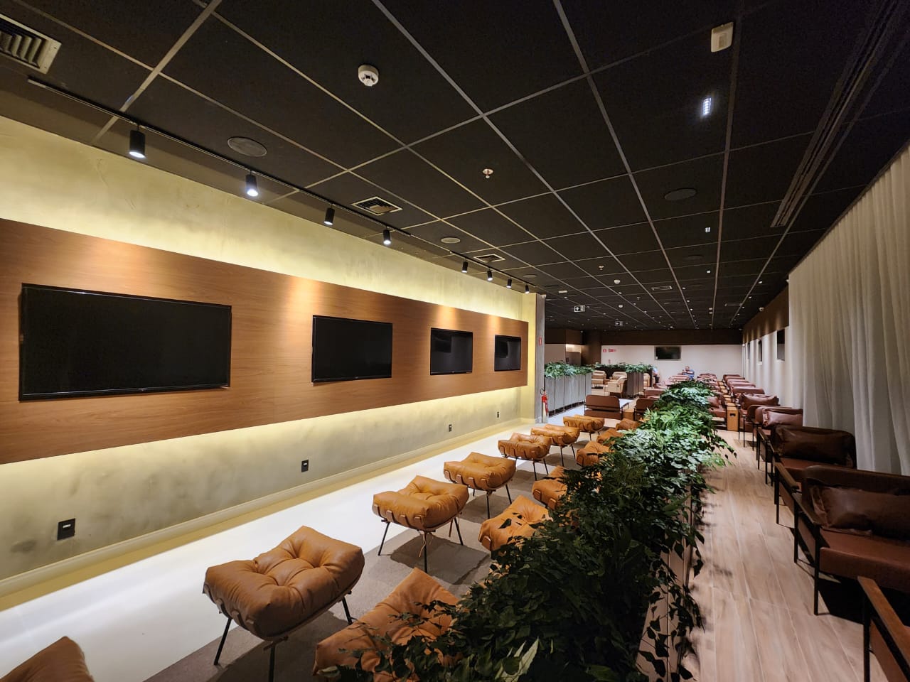 Sala VIP em Viracopos ganha cascata de chocolate e caça aos ovos