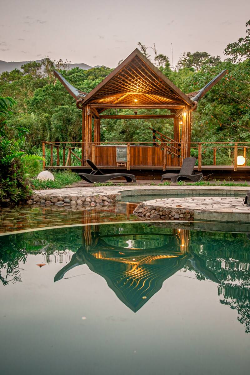 O hotel funciona como um santuário de isolamento