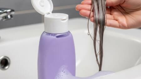 Os cabeleireiros concordam: "O shampoo tonalizante mantém os cabelos grisalhos brilhantes e brancos, mas o tipo errado pode deixar os cabelos acinzentados e sem brilho"