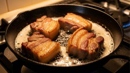 "Devo comer ou jogar fora?" O que fazer com a gordura branca que escorre ao grelhar carne porco?