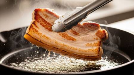 "Devo comer ou jogar fora?" O que fazer com a gordura branca que escorre ao grelhar carne porco?