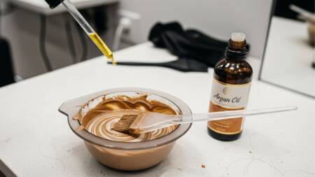 Óleos capilares ajudam a proteger o cabelo durante a coloração