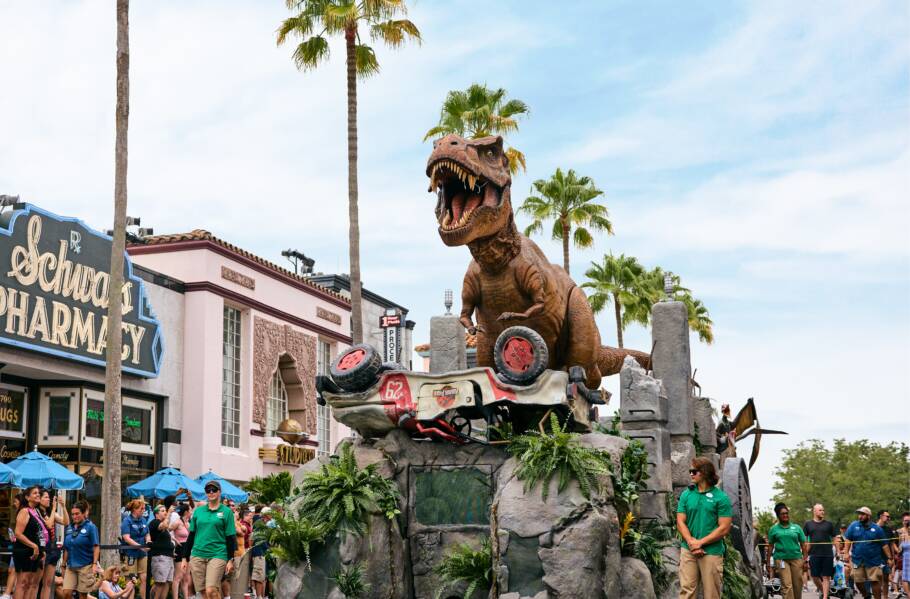 Carro alegórico de Jurassic World durante a Mega Movie Parade, que ocorre no Universal Studios Florida