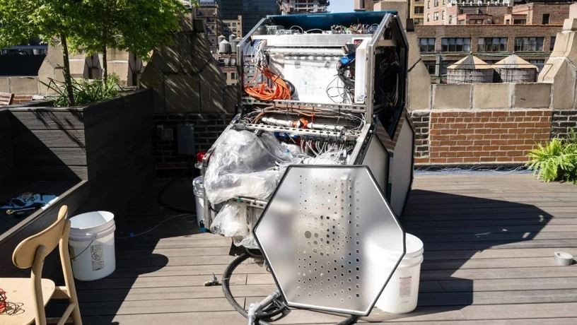 Um dispositivo de tamanho de vários barris pode produzir dezenas de litros de gasolina por dia sem extração e refino de óleo. O combustível resultante não contém enxofre nem impurezas nocivas e pode ser usado imediatamente em motores convencionais sem qualquer modificação.