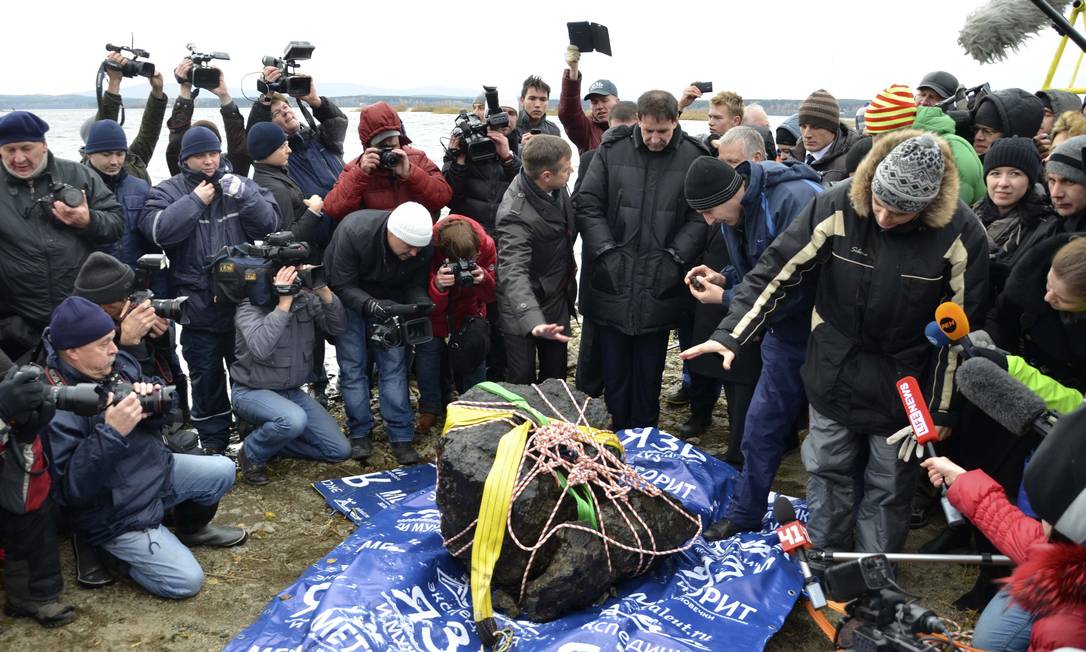 Agentes da alfândega na Rússia dizem que impediram que um pedaço de 2,8 toneladas do meteorito Aletai saísse do país depois que contrabandistas tentaram enviá-lo para o Reino Unido disfarçado de simples ornamento de jardim.