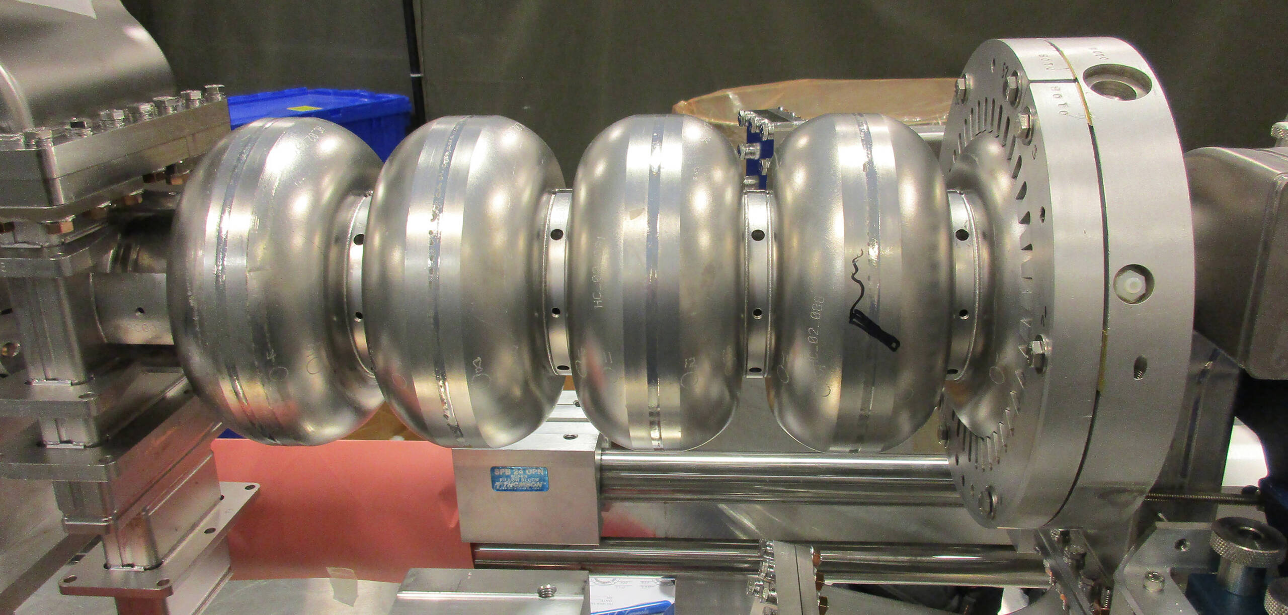 Essa cavidade aceleradora de partículas de níóbio-estanho é semelhante às cavidades projetadas para prótons aceleradores.