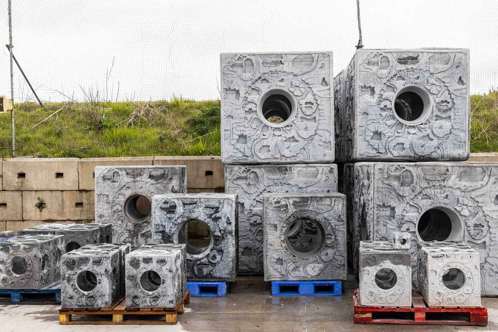 No Mar do Norte, a construção do parque eólico OranjeWind terá um elemento marcante e inclusivo à natureza. RWE e TotalEnergies assinaram um acordo com a ARC Marine para o fornecimento de 66 chamados Reef Cubes, estruturas artificiais de recife que devem estimular a biodiversidade ao redor do futuro parque eólico.