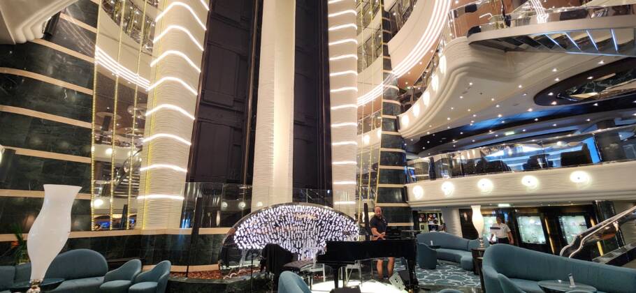 O belíssimo atrium do navio MSC Preziosa, que encerrou sua temporada no Brasil