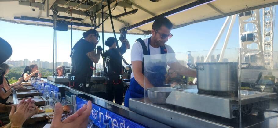 Pratos são preparados ao vivo