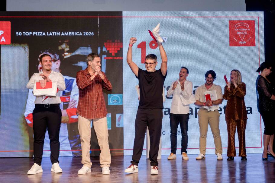 O chef André Guidon recebe o prêmio de melhor pizzaria da América Latina