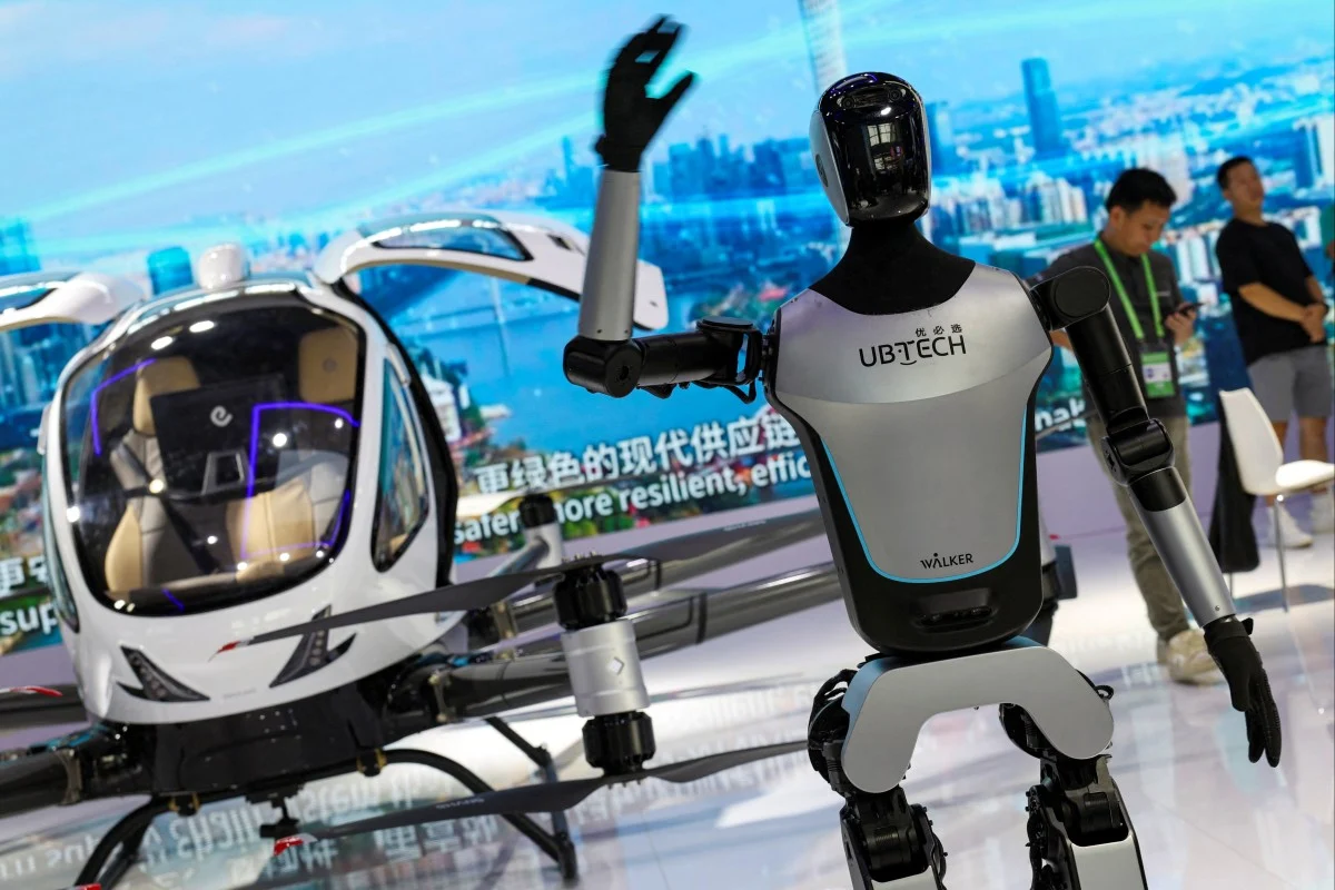 Um robô humanóide UBTech acena durante a Expo Internacional de Cadeia de Suprimentos da China em Pequim