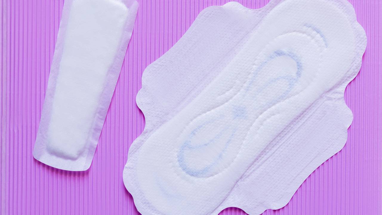 Um detalhe simples no absorvente faz toda diferença na absorção e proteção, mas muita gente ainda usa do jeito errado.